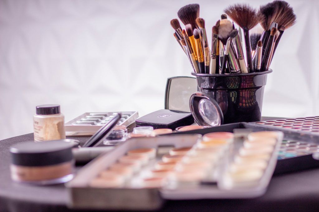 Micro vs. Macro Influencer: Mana yang Lebih Efektif untuk Brand Kosmetik?