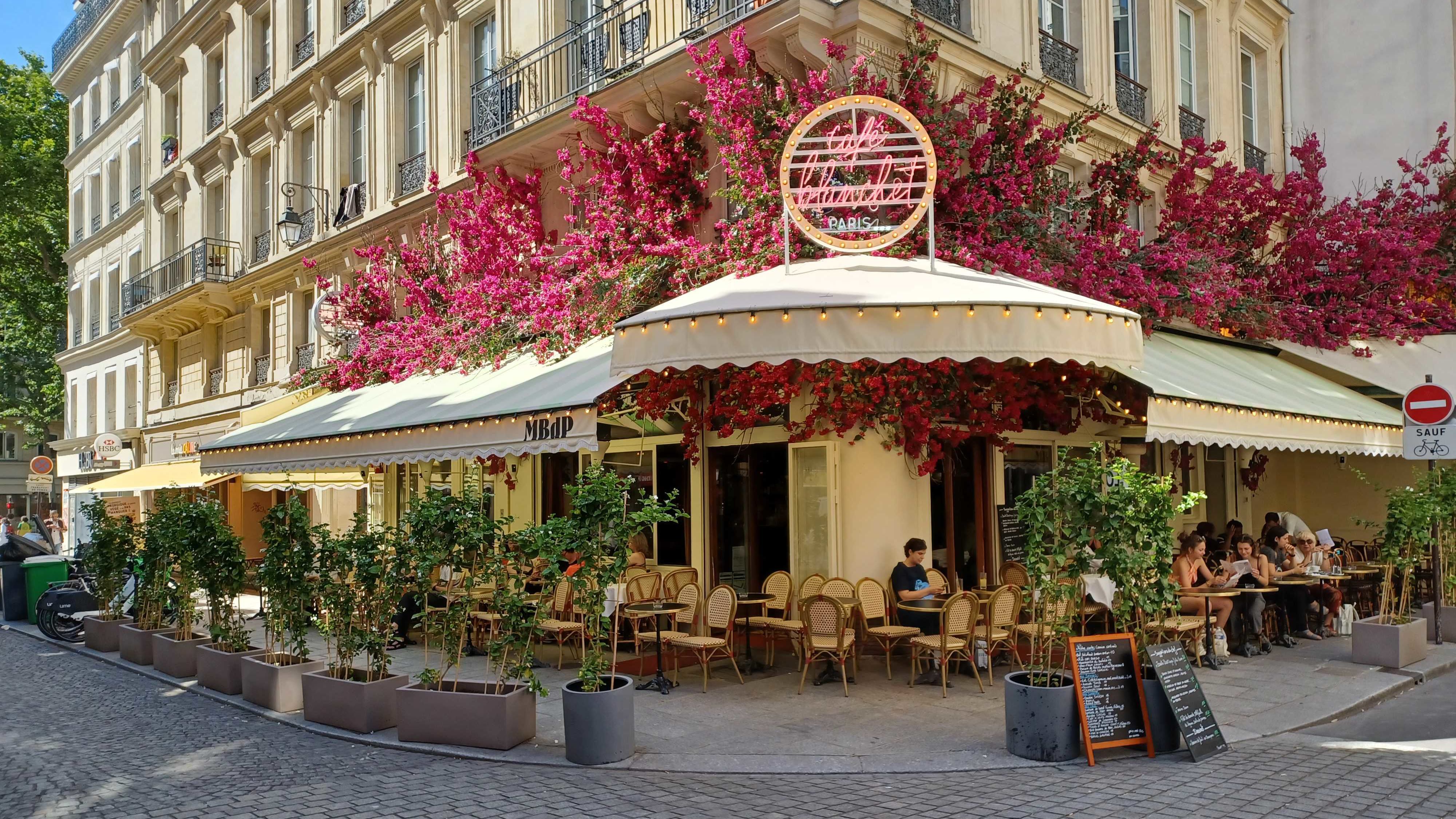 sosmed management café