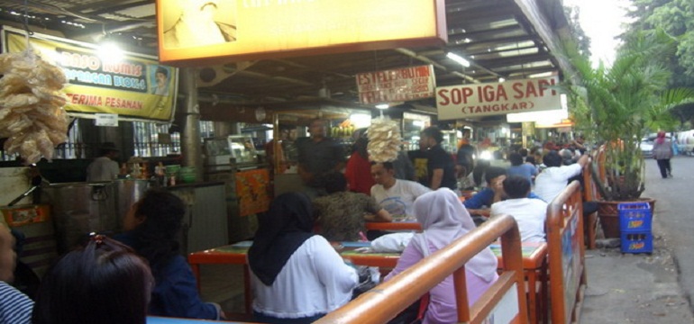 Beberapa Alasan Makan di Pinggir Jalan Lebih Asyik dan Penuh Sensasi