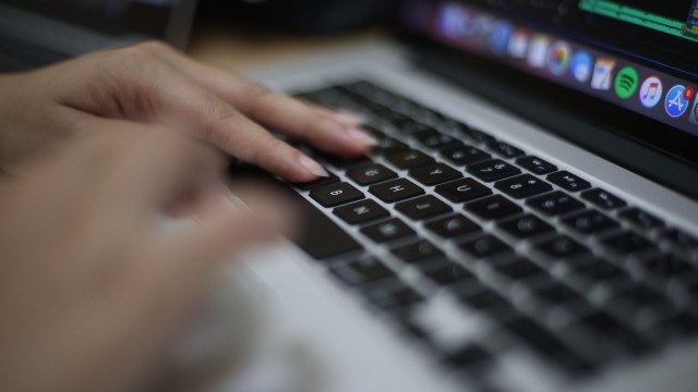 Buzzer Politik dan Politik Hukum: Mempengaruhi Opini Publik dalam Kasus Hukum