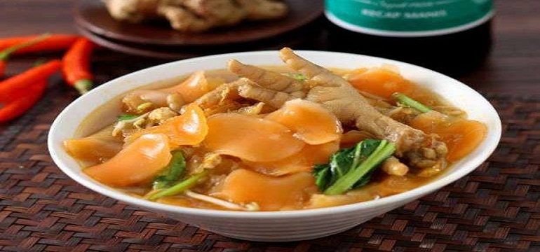 Asyiknya Menikmati Hujan Sambil Makan Seblak