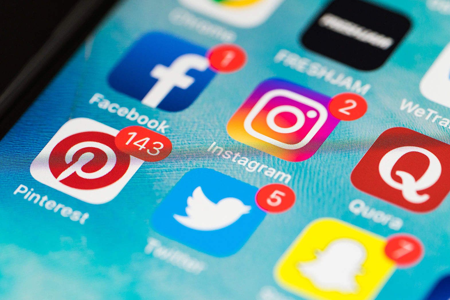Panduan Lengkap Promosi di Media Sosial: Menemukan Solusi Bersama Jasa Social Media Management di Rajakomen.com