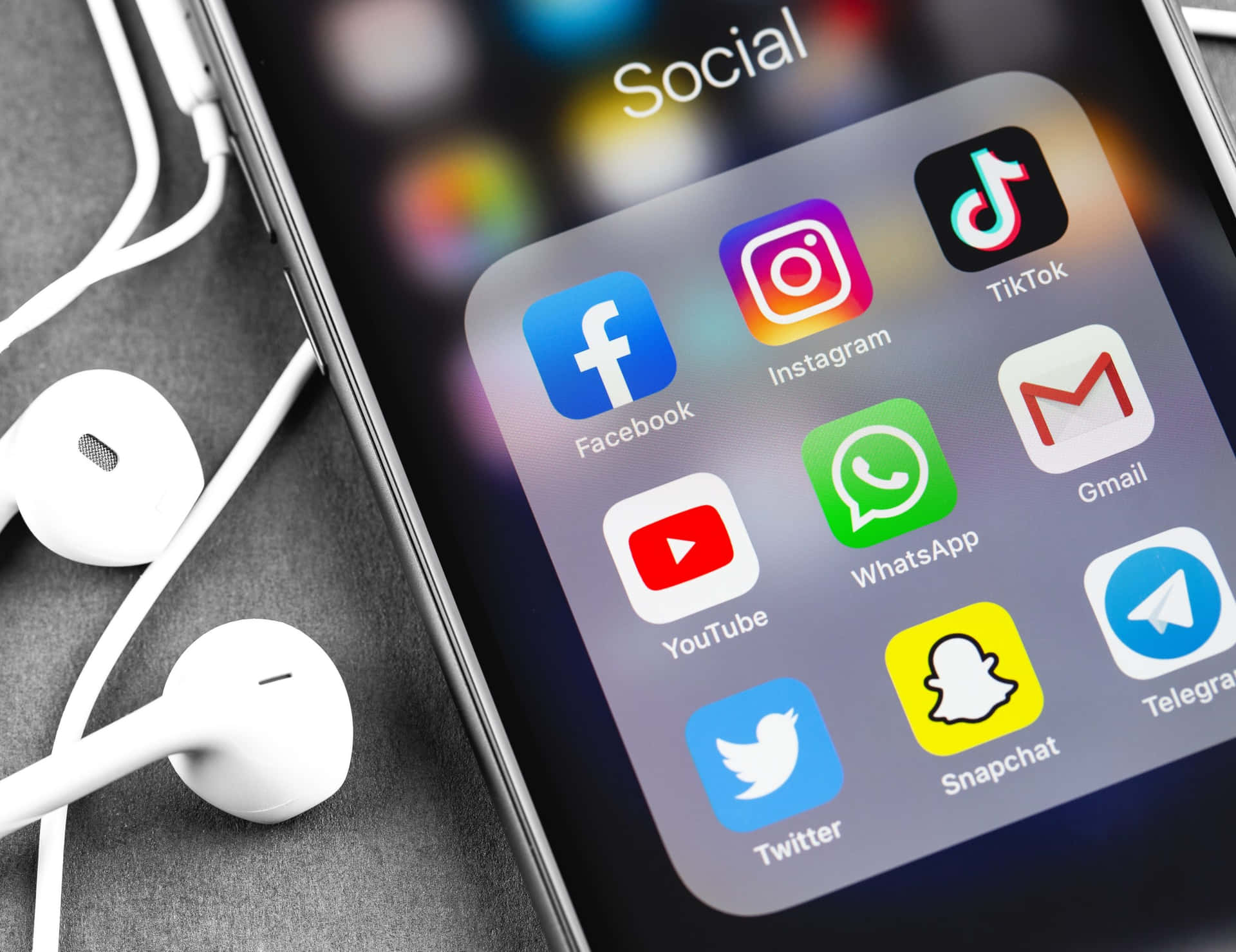 Menyusun Strategi Digital yang Lebih Cerdas dengan Pemantauan Media Sosial dan Analisis Data