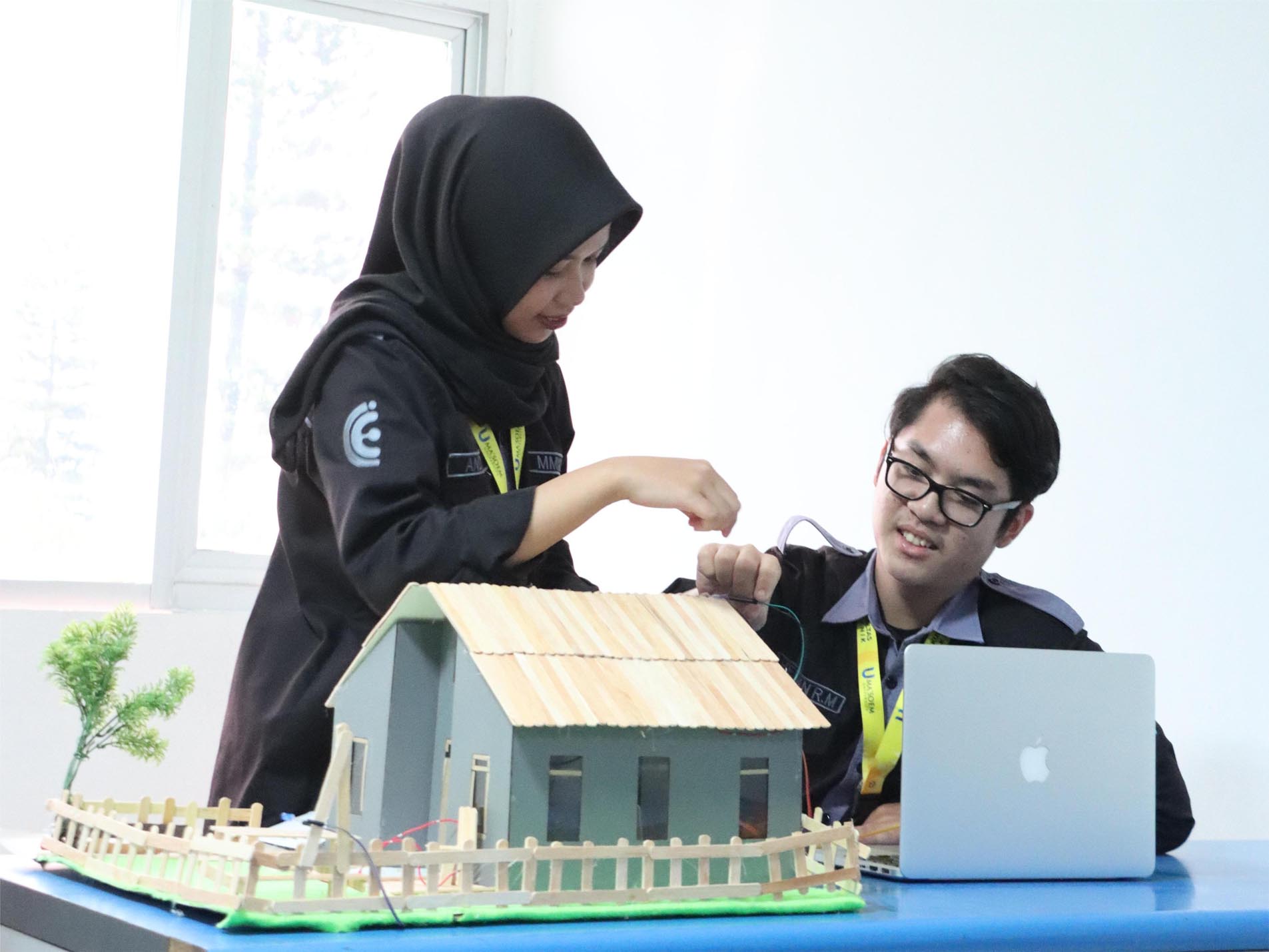 Mengapa Lulusan Teknik Industri Dibutuhkan sebagai Jembatan Antara Teknik dan Manajemen Bisnis?