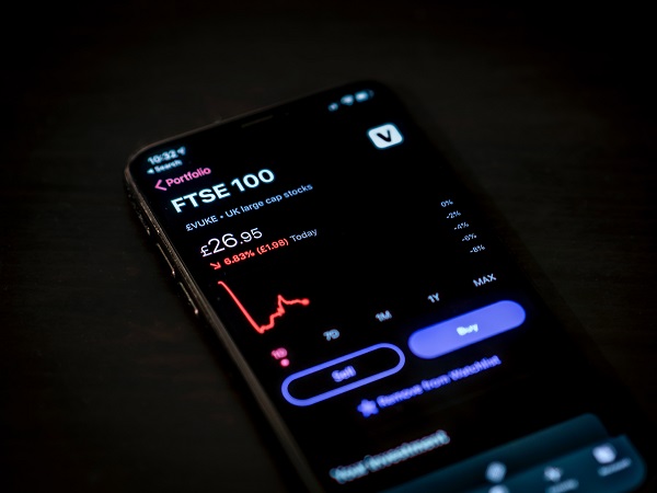 Strategi Cerdas Promosi di Sosmed Kelas Online Trading di Rajakomen.com