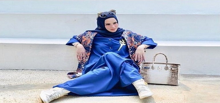 Ide Padu Padan Hijab Syari dengan Sepatu Sneakers, Keren Banget Lho!